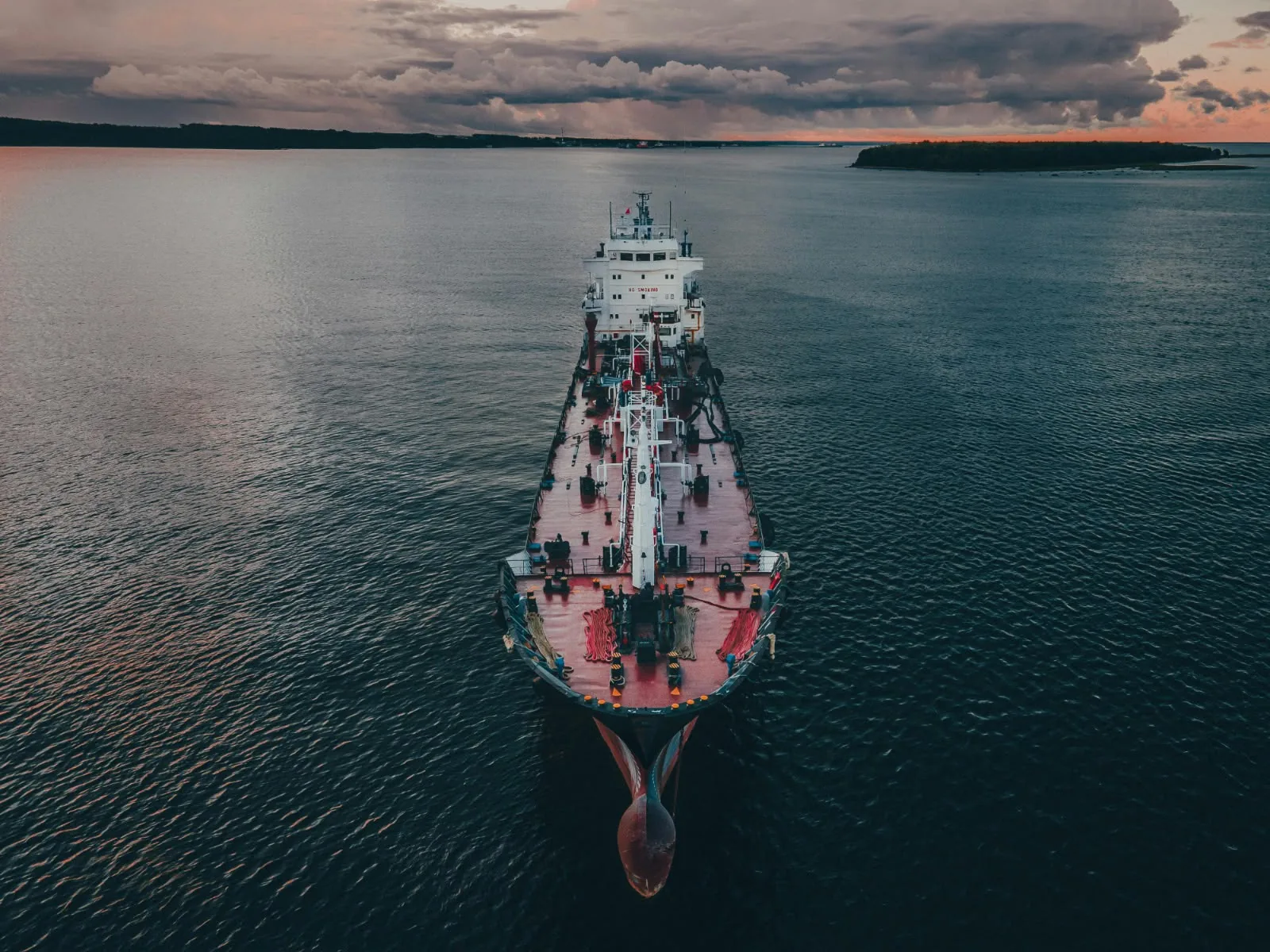 Navio-tanque da Nova Wave Energy ao largo, ao pôr do sol